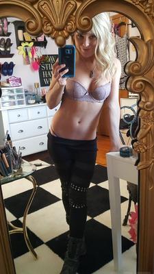 15P かわいい金髪素人ミート・マッデンが服を脱ぎながら自撮り