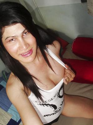 16P Big tit Thai shemale girlfriend Keang posing in the bathroom and spreading
