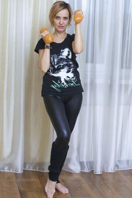 16P Older amateur Ivanna takes off leather pants before spreading her natural twat