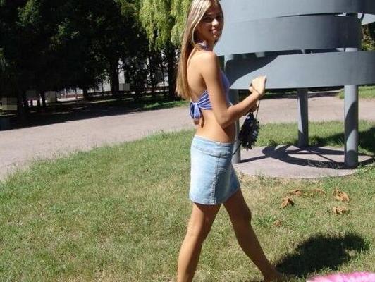 15P Молодая любительница принимает участие в экшене под юбкой без трусиков на публике