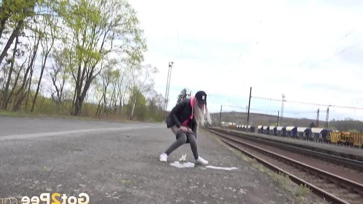 15P 金髪美女ミスティカが線路の近くでおしっこ