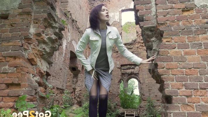 15P 美少女ヨーロッパ人が廃墟でおしっこする