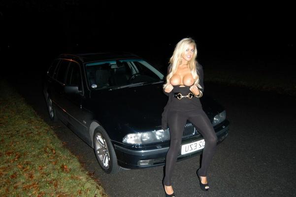 16P Mujer rubia del Reino Unido muestra sus tetas en la calle por la noche