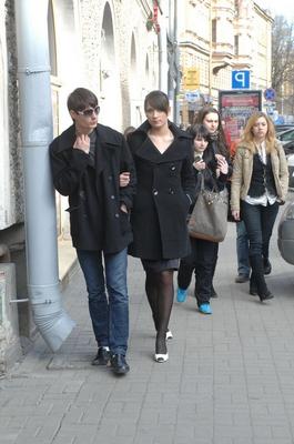 16P Une adolescente mince perd sa virginité au profit de ses meilleurs amis après s'être saoulée