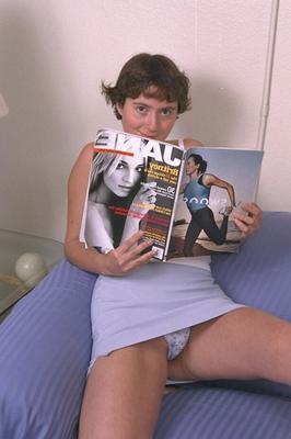 14P 素人モデルは彼女のすべての自然なマンコを見せながらショートヘアをスポーツします