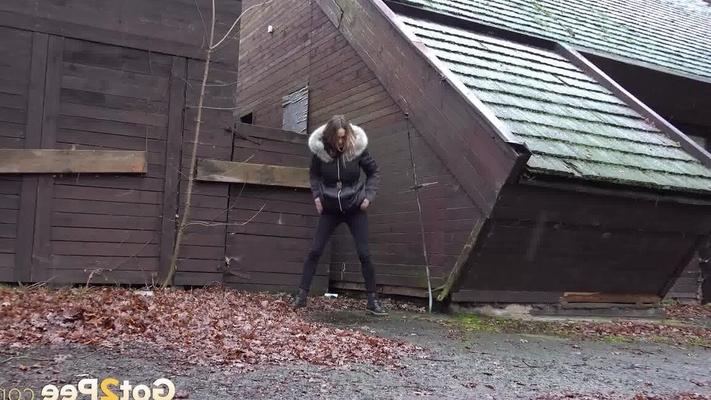 15P White girl Cynthia Vellons squats to take a piss next to an isolated building