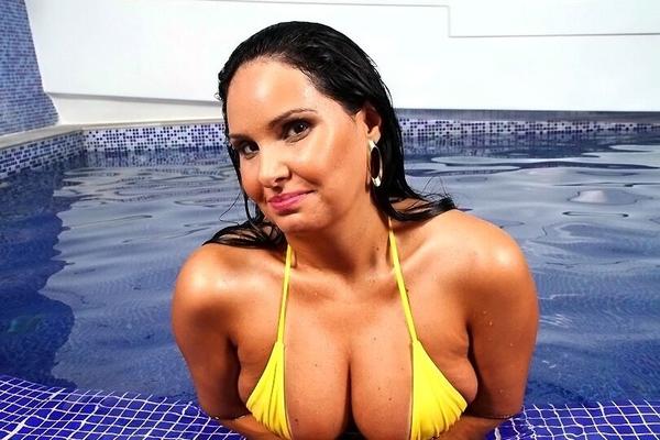 16P Latina babe Liliane Martins is masturbating in her bikini at the pool