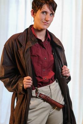 21P 短髪の素人ローレル・ノートンがソロで小さなおっぱいと大きなお尻を披露