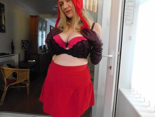 20P British amateur Lily May uncovers her large boobs in elbow length gloves