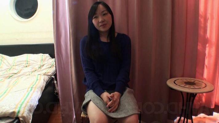 15P азиатка Mayu Kudo получает вибраторы на волосатый мусорный контейнер для спермы и внутри него