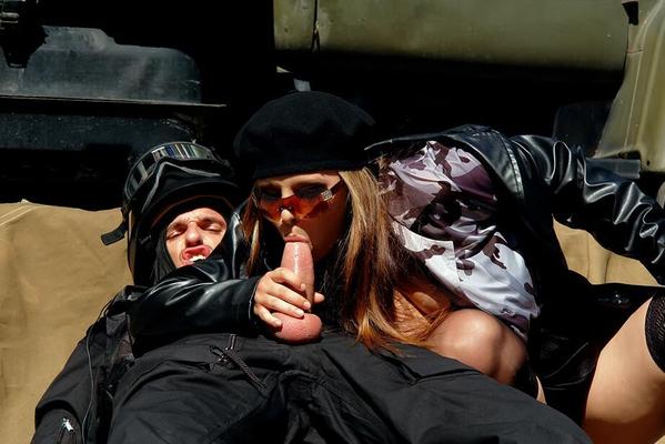 15P Грудастая телочка в берете и солнцезащитных очках трахается с военным на машине