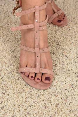 21P Big-breasted MILF Mindi Mink licking her dirty toes in a foot fetish solo