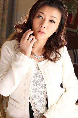 15P 日本人赤毛の内田美奈子が大きなお尻を見せる前におっぱいを裸にする