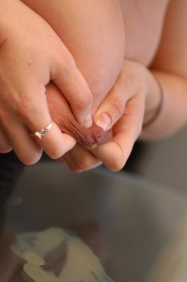 20P 妊娠中の妻バイオレットがオナニー後に大きな乳首を露出させて搾乳する