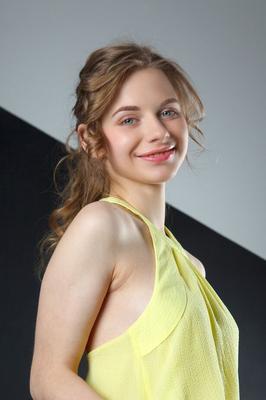 16P Sweet teen Siya gets completely naked on a leather sofa ensemble