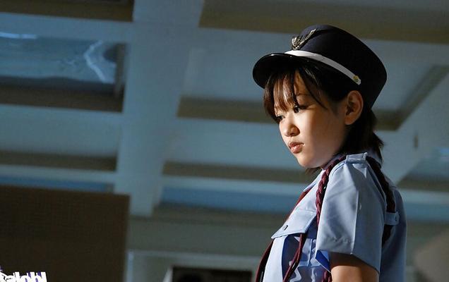 12P 制服を着た小柄なアジアの女の子がゆっくりと性的な曲線を明らかにします