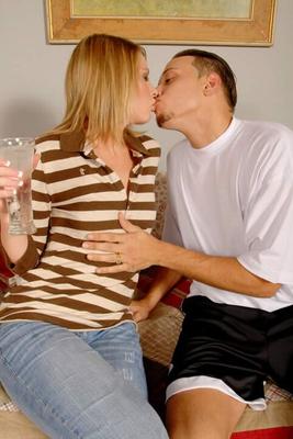 12P セクシーな熟女がサッカー選手と帰宅してカジュアルセックス