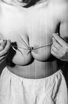 12P 巨乳モデルがビンテージ BDSM セッションで巨大なおっぱいを拘束され搾乳される