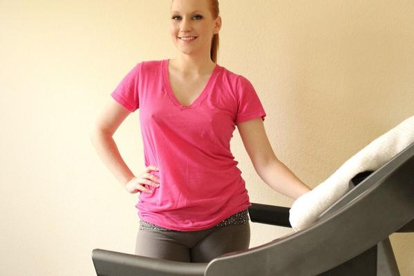 15P Fit redhead Lucy OHara pauses her workout to shove a dildo in her tight pussy