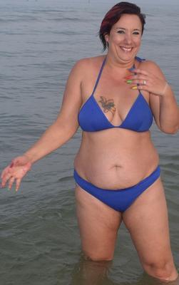 16P Older amateur Sara Banks poses naked in the ocean with a couple of girlfriends