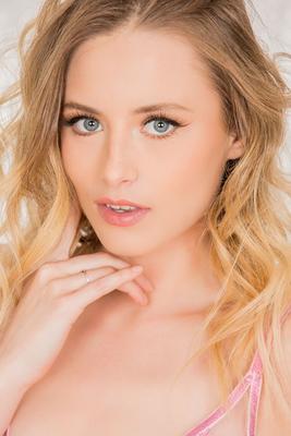 15P La adolescente delgada Kyler Quinn modela con orejas de conejo antes de tener sexo con una BBC