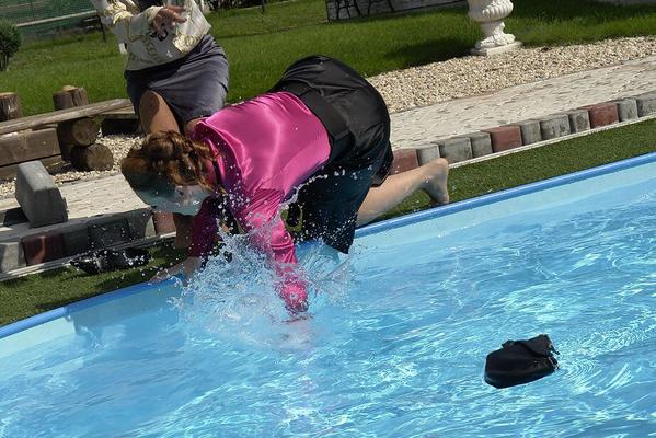 16P 遊び心のあるフェティッシュな女性が濡れた完全着衣プールを楽しむ
