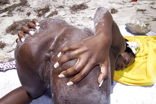 16P Black mom Nikki Jaye freeing huge juggs from bikini outdoors on beach