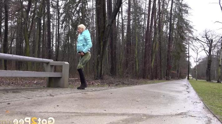 15P Vanessa Hell hockt und pinkelt auf einer Holzbank