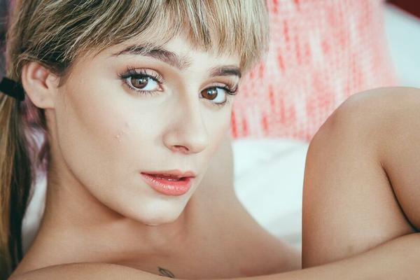 21P 小柄な可愛いクリスタル・スティーブンスが巨大なロックハードコックをタイトなスナッチで受け入れる