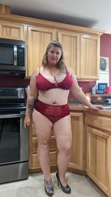 16P Amateur woman Busty Kris Ann shows her big tits and butt in her kitchen
