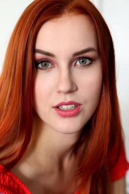 21P 赤毛の少女チャーリー・レッドが小さな胸を露出させて大人のおもちゃに乗る