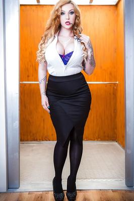 16P European babe with curvaceous body Harmony Reigns reveals her huge tits