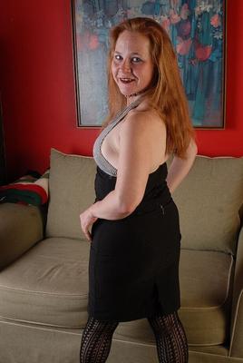 16P Granny Spicy penetrates her lovely pink pussy with this hardcore dildo