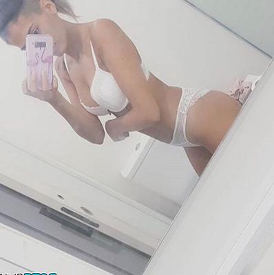 12P 素人娘ペネロペがさまざまな脱衣状態で自撮り写真を何枚も撮る