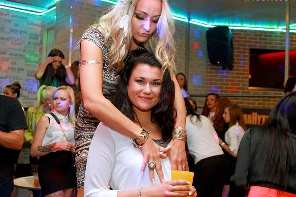 15P Одетые женщины развлекаются и играют со стриптизёрами после выпивки.