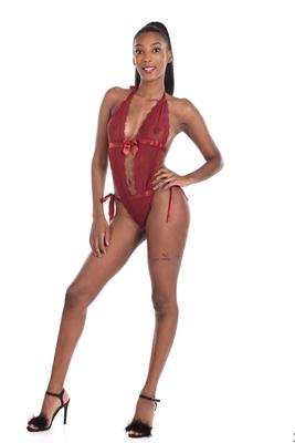 15P Длинноногая чернокожая модель Asia Rae снимает нижнее белье перед тем, как потрогать свою киску