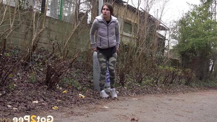 15P 白人少女ララ・フォックスが未舗装の小道で切実におしっこをするためにズボンを下ろす