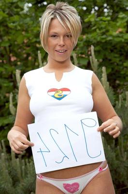 Die 21P kurvige Blondine Kate B stellt ihre schönen Titten zur Schau und spielt draußen mit einem Sexspielzeug