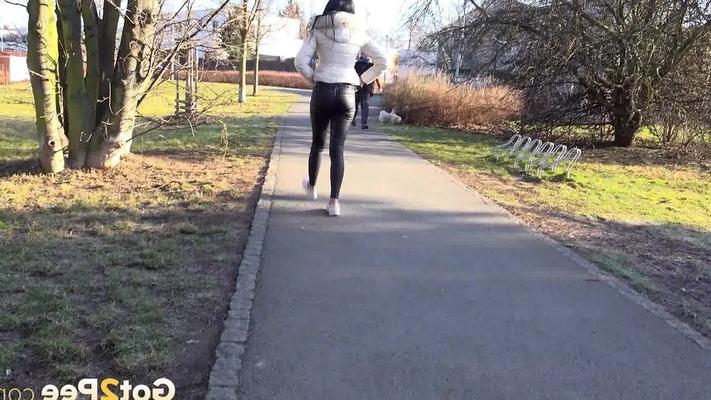 15P Maddi Black lindert ihre Piss-Verzweiflung