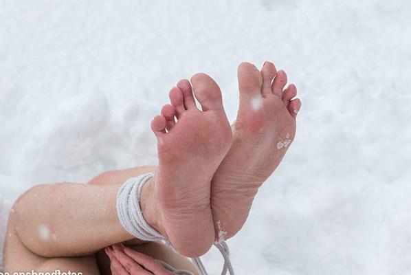 16P Naked redhead slave bound outdoors in the winter snow flexing cold bare toes