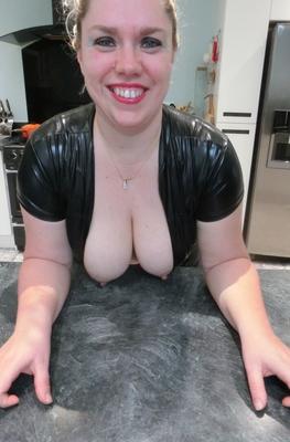 16P 巨乳の年上のブロンドのバービーは、黒いディルドに乗る前にラテックスのボディスーツを解凍します