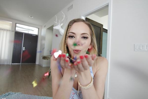 16P 小さなおっぱいと剃毛スナッチを明らかにするブロンドのソロ少女エンジェル・スモールズ