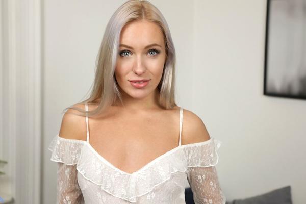 16P ソロモデルのアンジェリカ・グレイズが美尻を露出した後、十代の猫をペットにする