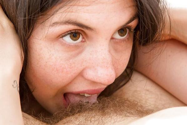 16P 素人堤防アマンダ B とアンバーが猫を舐める前にレズビアンのキスを共有