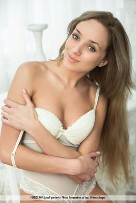 16P ティーンのソロ少女タヤ T が完全に裸になり、とがったおっぱいを露出する