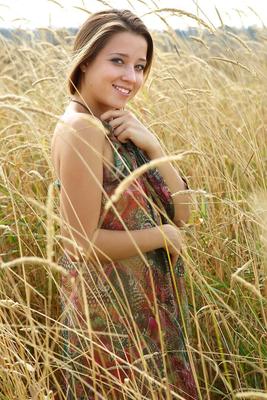 12P 長い草むらに裸で広がる脱衣乳首美女