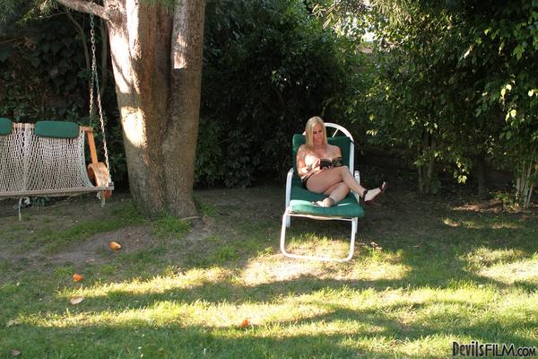 17P Blonde hottie with big tits Totally Tabitha posing in this solo session