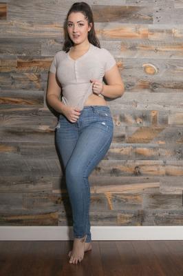 16P Amador BBW Lexi Lloyd descobre grandes seios naturais e bunda gorda enquanto se despe