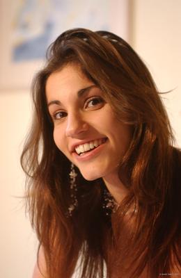 12P 白いランジェリーを試着する前に窓際に裸で座るスレンダー女性シュテフィ