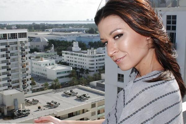 16P Linda morena gata Ann Marie Rios exibindo seus talentos naturais